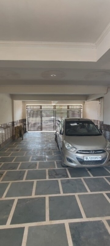 Parking in 3 BHK Builder Floor at Dwarka – for Sale