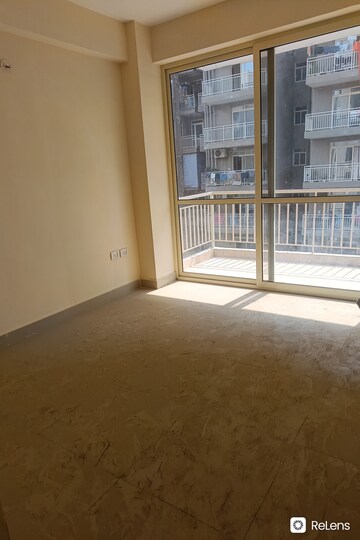 Room in 3 BHK Apartment at Conscient Habitat Residences, Sector 78 – for Sale