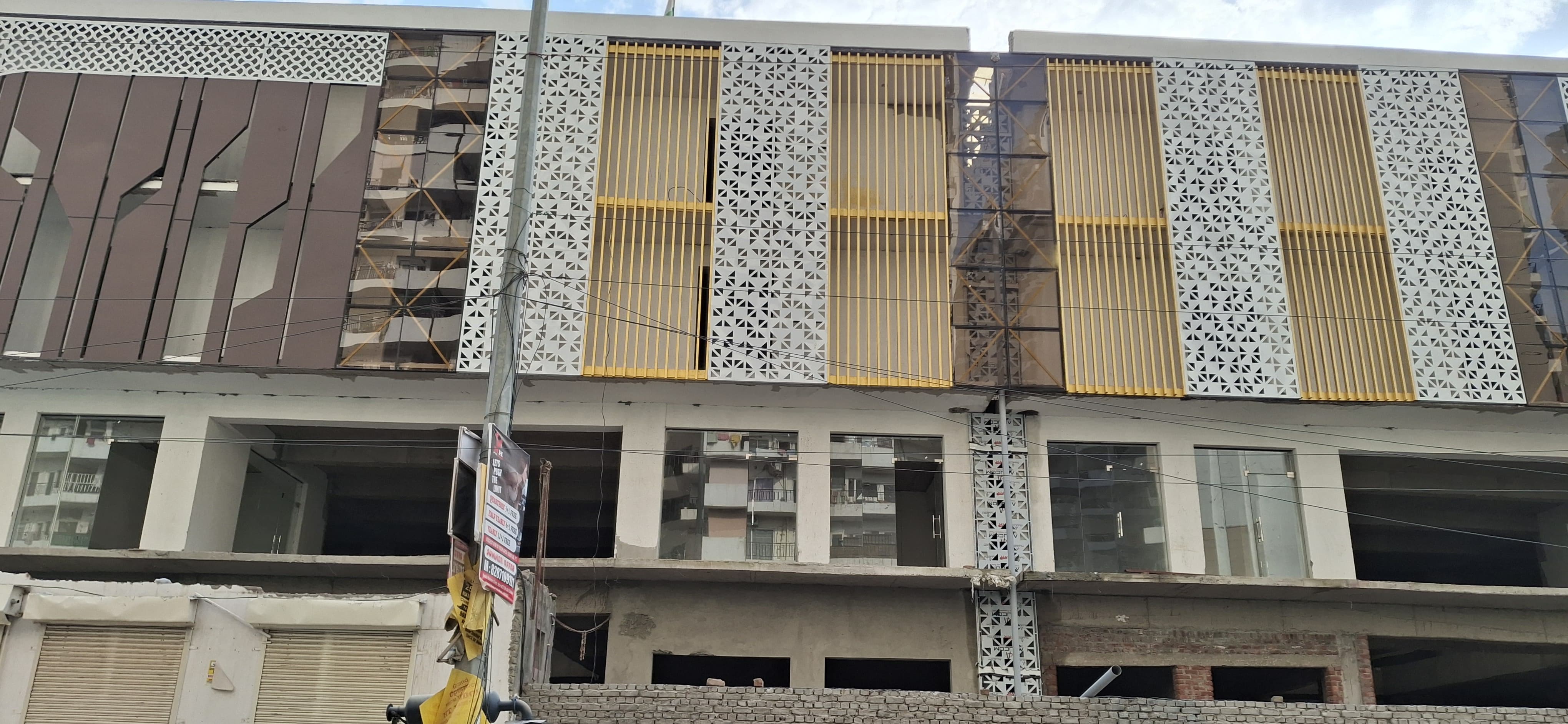 Resale Commercial Shop 350 Sq.Ft. in Noida Ext Sector 1 Greater Noida