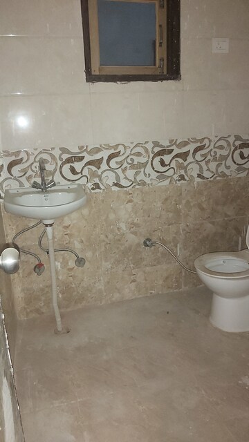 Bathroom in 3.5 BHK Builder Floor at Mayur Vihar Phase 1 – for Sale