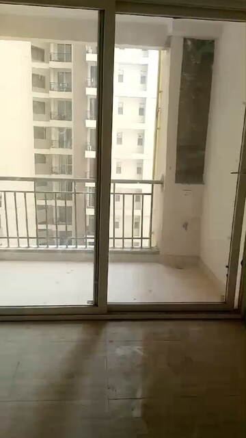 Room in 3 BHK Apartment at Amrapali Golf Homes, Sector 4, Greater Noida – for Sale