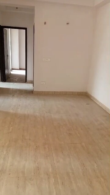 Room in 3 BHK Apartment at Amrapali Golf Homes, Sector 4, Greater Noida – for Sale