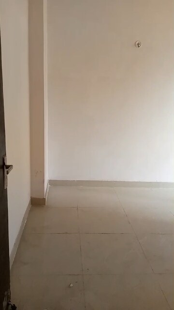 Room in 3 BHK Apartment at Amrapali Golf Homes, Sector 4, Greater Noida – for Sale