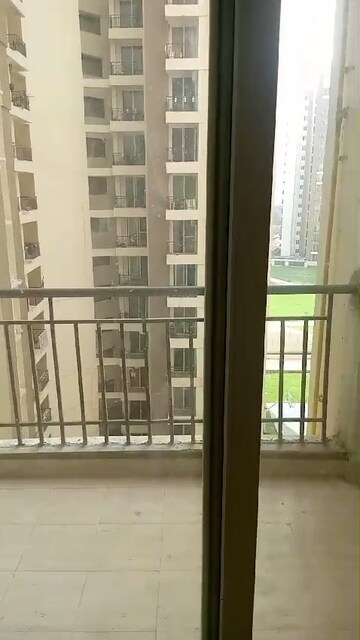Room in 3 BHK Apartment at Amrapali Golf Homes, Sector 4, Greater Noida – for Sale