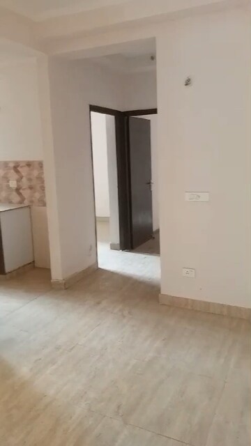 Room in 3 BHK Apartment at Amrapali Golf Homes, Sector 4, Greater Noida – for Sale