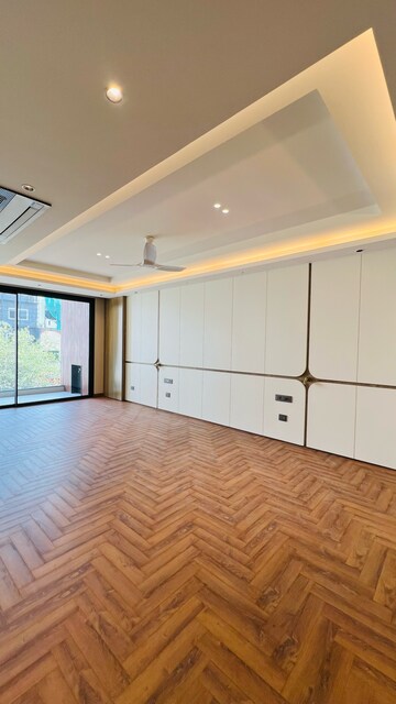 Room in 4 BHK Builder Floor at Unitech Greenwood City Apartment, Sector 45 – for Sale