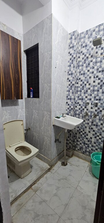 रेसिडेंशियल बिल्डर फ्लोर वर्ग यार्ड फॉर रेंट इन उत्तम नगर दिल्ली  7714070