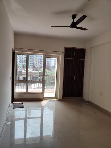 Room in 2.5 BHK Apartment at Town Park White Orchid, Sector 16c Greater Noida – for Sale