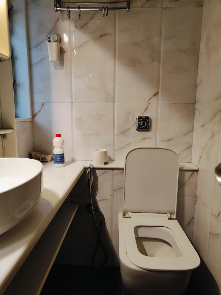 Bathroom, amrit-apartments 2 Bedroom 1300 Sq.Ft. Apartment In Khar West Mumbai 7714307