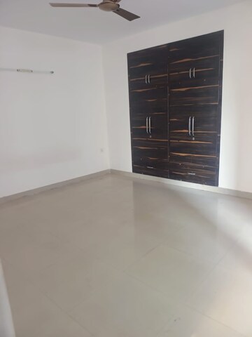 Room in 3 BHK Apartment at Express Green Plaza, Vaishali Sector 3 – for Sale
