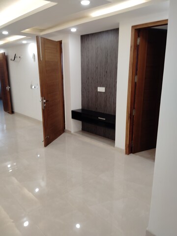 Room in 3 BHK Builder Floor at Sector 16 – for Sale