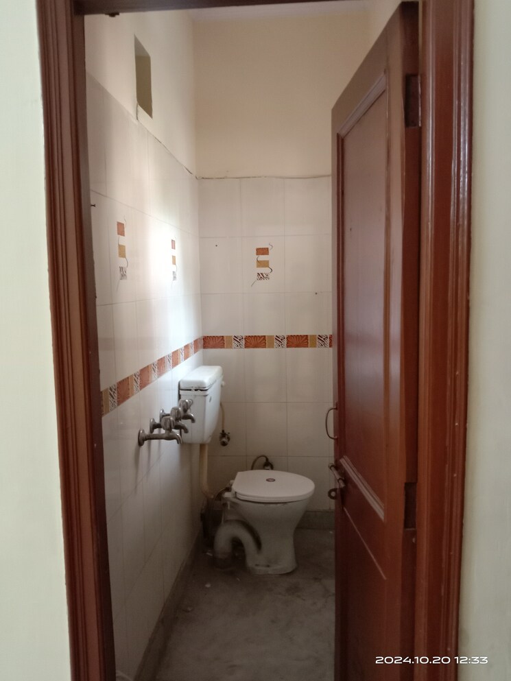 Bathroom, rohini sector 11 2 Bedroom 48 Sq.Yd. Builder Floor In Rohini Sector 11 Delhi 7714422