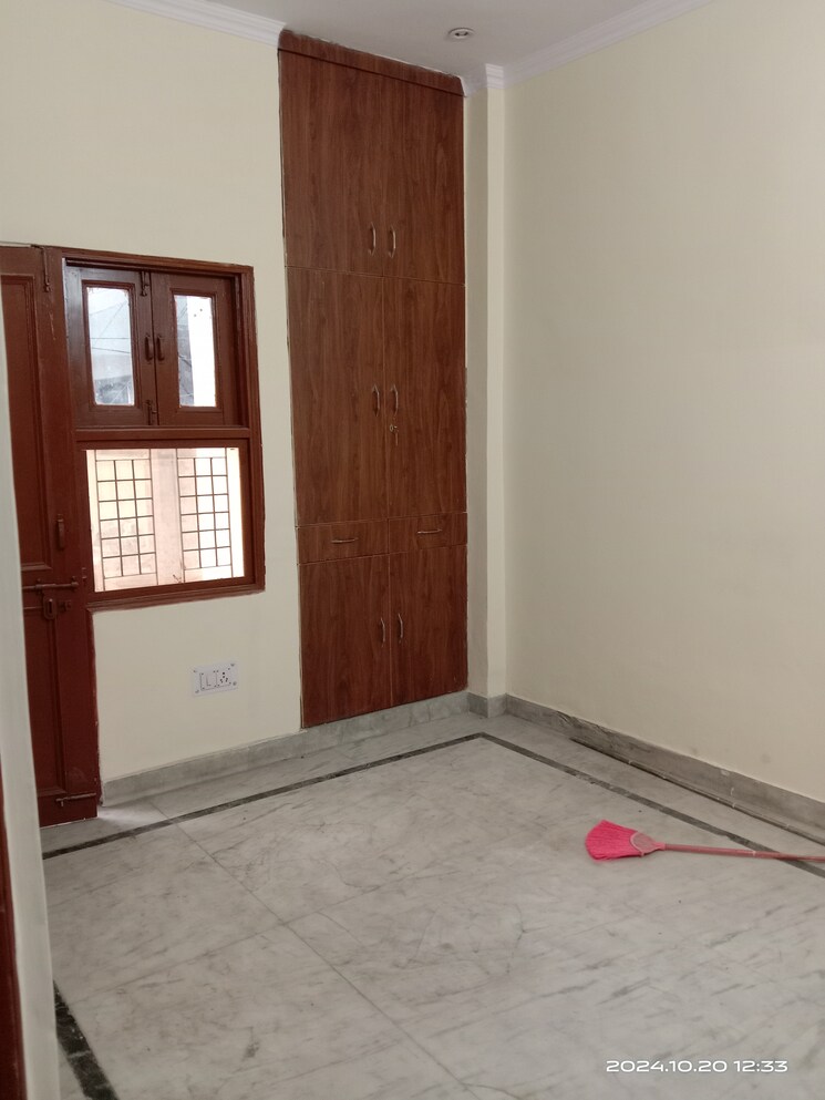 Room, rohini sector 11 2 Bedroom 48 Sq.Yd. Builder Floor In Rohini Sector 11 Delhi 7714422