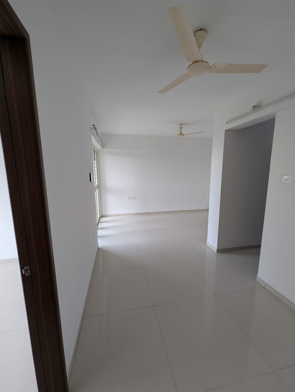 2 BHK Apartment For Rent in Kohinoor Reina