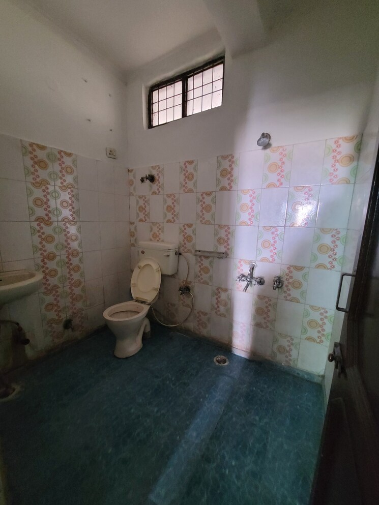 Washroom, dilshad colony Commercial Office Space 900 Sq.Ft. In Dilshad Colony Delhi 7715056