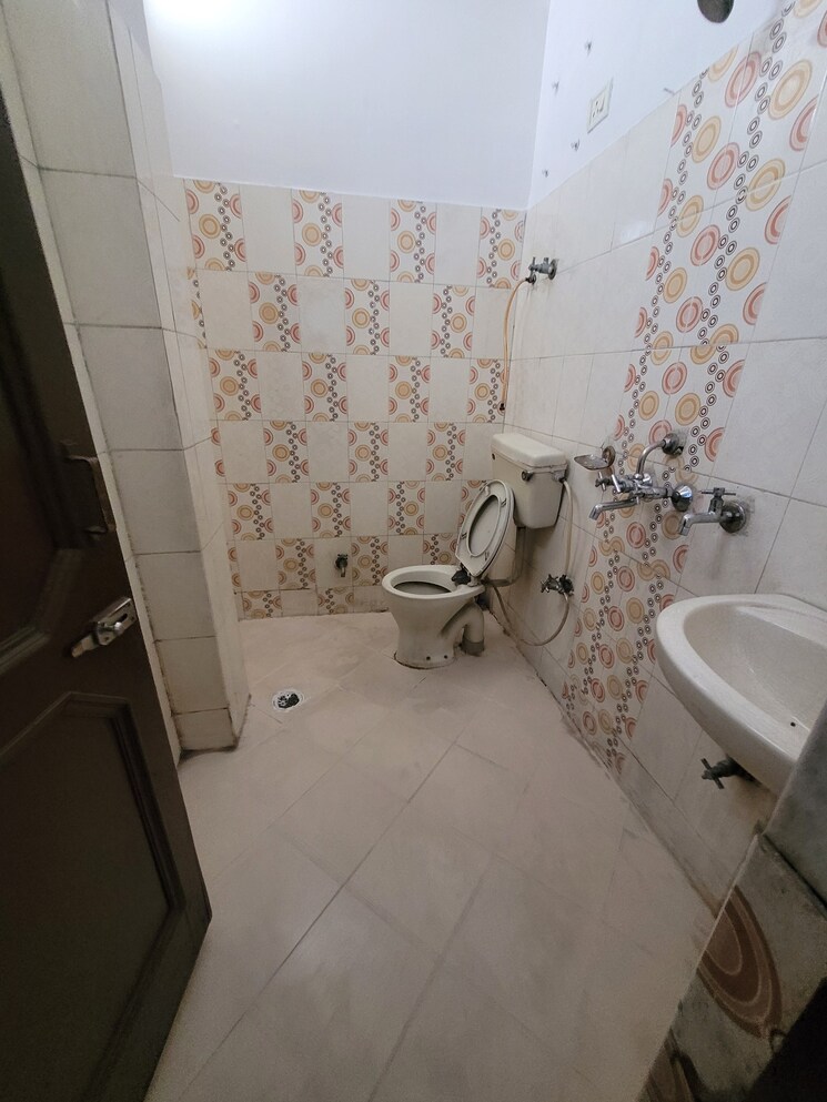 Washroom, dilshad colony Commercial Office Space 900 Sq.Ft. In Dilshad Colony Delhi 7715056