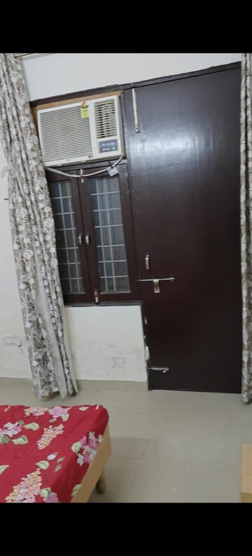 रेसिडेंशियल घर वर्ग फुट फॉर रेंट इन सेक्टर 12 नोएडा  7715269