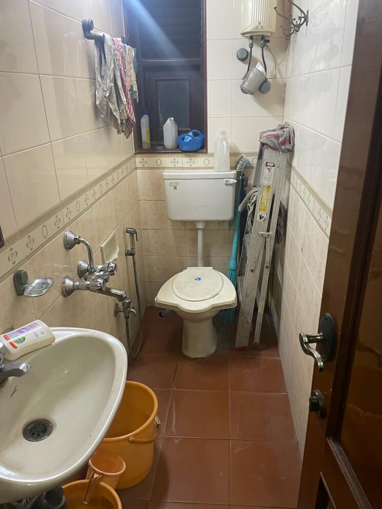 Bathroom, cadel-castle-apartment 1 Bedroom 720 Sq.Ft. Apartment In Mahim Mumbai 7707235