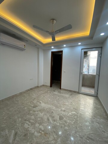 Room in 3 BHK Builder Floor at Sarvapriya Vihar – for Sale