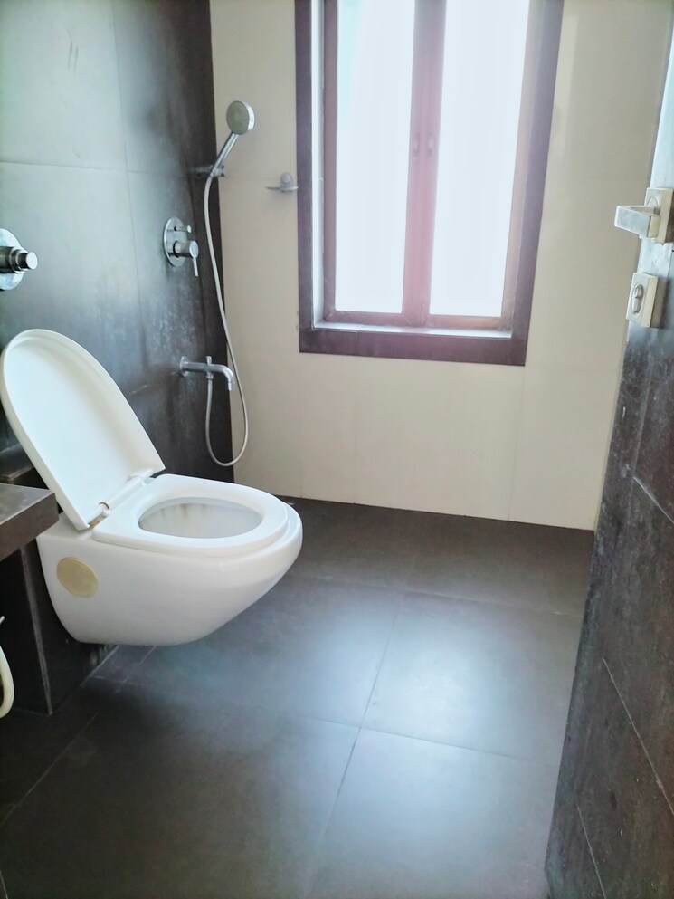 Bathroom, lalani-grandeur 2 Bedroom 651 Sq.Ft. Apartment In Goregaon East Mumbai 7717197