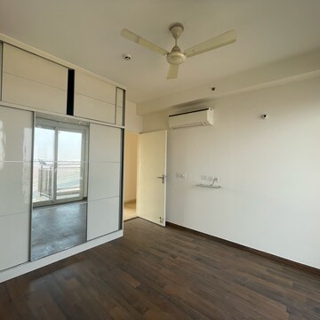 Room in 4 BHK Apartment at Conscient Heritage Max, Sector 102 – for Sale