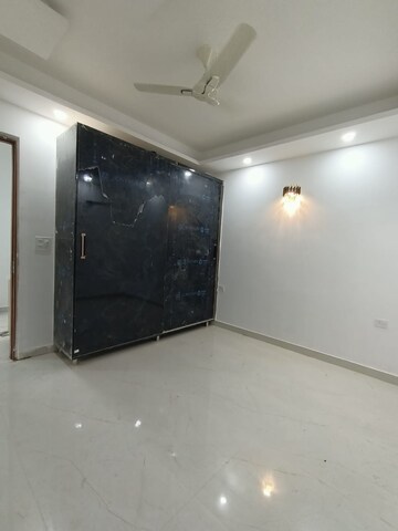 Room in 3 BHK Apartment at Ansal Celebrity Homes, Sector 2 – for Rent