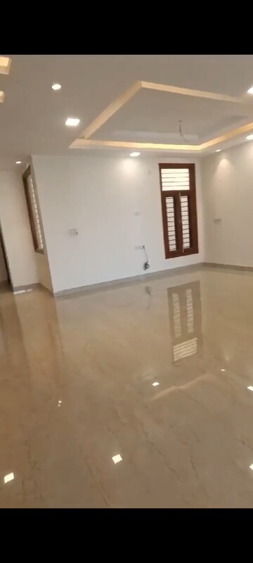 Room in 4 BHK Apartment at Sector 85 – for Sale