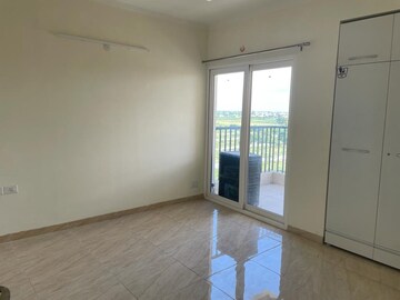 Room in 2.5 BHK Apartment at Gaur Yamuna City 16th Park View, Gaur Yamuna City – for Sale