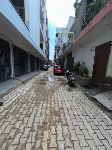 Parking in 3 BHK Builder Floor at Uphaar Homes, Rajendra Park – for Sale