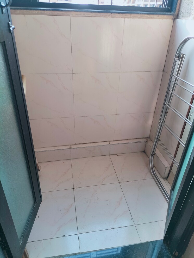 Bathroom, raheja-heights-phase-2 1 Bedroom 500 Sq.Ft. Apartment In Goregaon East Mumbai 7723590