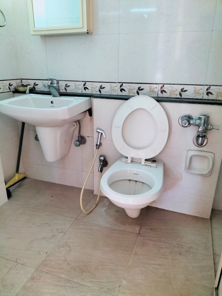 Bathroom, raheja-heights-phase-2 1 Bedroom 500 Sq.Ft. Apartment In Goregaon East Mumbai 7723590