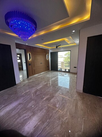 Room in 3 BHK Apartment at Sushant Lok 2, Sector 57 – for Sale