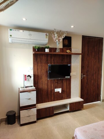 Furnished Amenities in 3 BHK Apartment at Sushant Lok 2, Sector 57 – for Sale