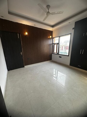Room in 3 BHK Apartment at Sushant Lok 2, Sector 57 – for Sale