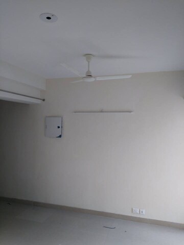 Room in 2.5 BHK Apartment at Panchsheel Greens II, Sector 16 Greater Noida – for Sale