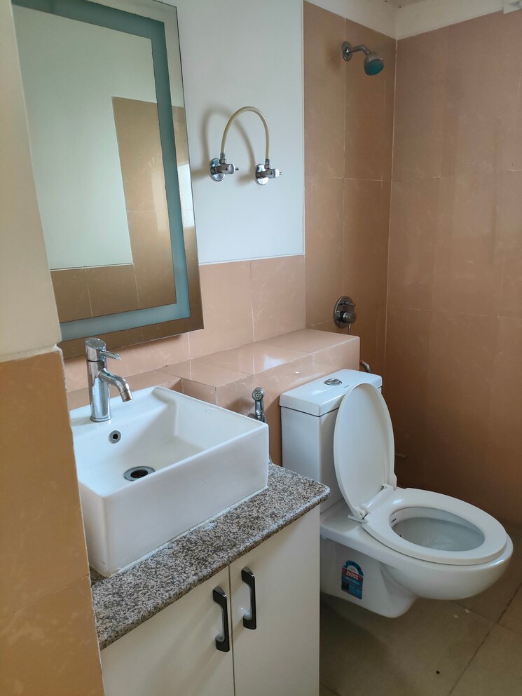 Bathroom, emaar-emerald-floors-premier 4 Bedroom 1976 Sq.Ft. Apartment In Sector 65 Gurgaon 7724317