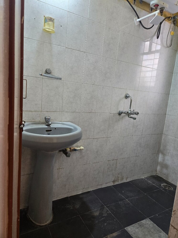 Bathroom, rohan-ishita 1 Bedroom 500 Sq.Ft. Apartment In Mundhwa Road Pune 7724586