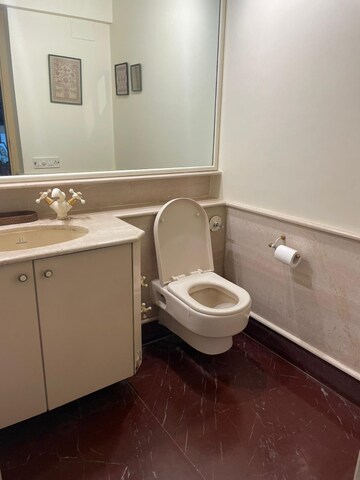 Bathroom in 3 BHK Apartment at Maker Tower, Cuffe Parade – for Sale