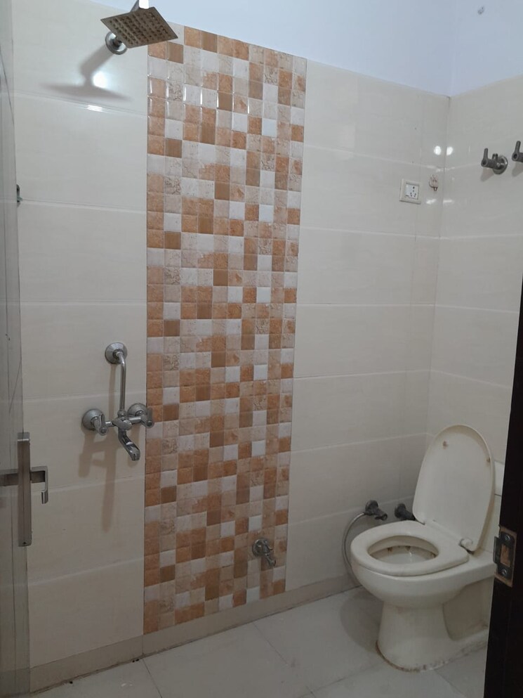 Bathroom, niti khand 3 Bedroom 1400 Sq.Ft. Builder Floor In Niti Khand Ghaziabad 7726811