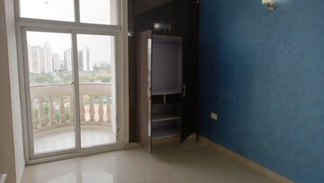 Room in 2.5 BHK Apartment at Amrapali Silicon City, Sector 76 – for Sale