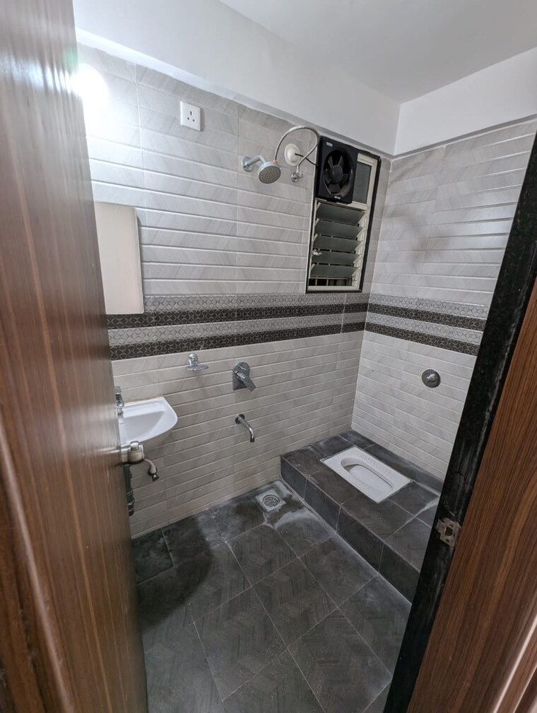Bathroom, kohinoor-reina 2 Bedroom 1000 Sq.Ft. Apartment In Kondhwa Pune 7727260