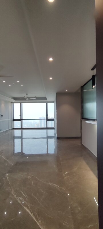 Room in 4 BHK Apartment at Lodha Trump Tower, Worli – for Rent