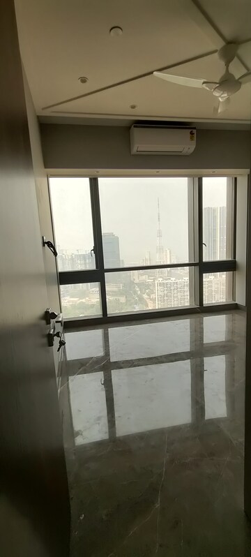 Room in 4 BHK Apartment at Lodha Trump Tower, Worli – for Rent