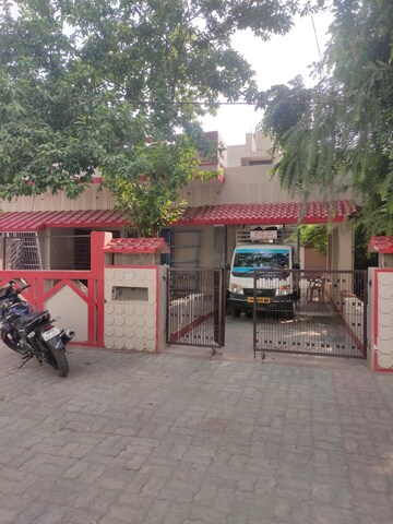 Parking in  Warehouse at Jankipuram – for Rent