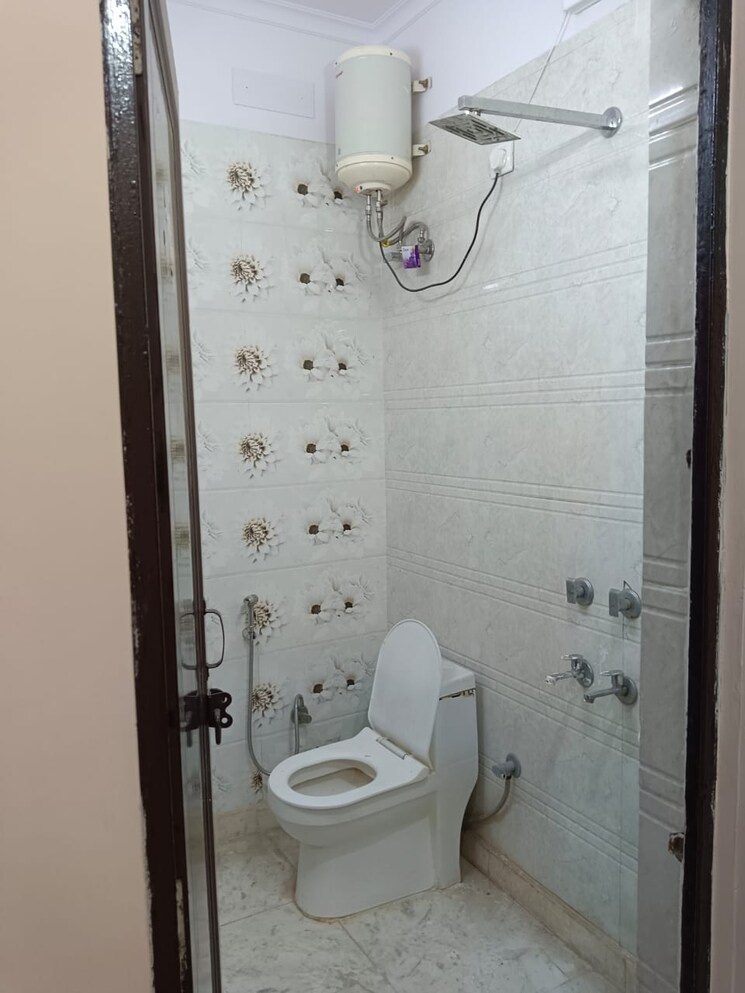 Bathroom, lajpat nagar 1 Bedroom 439 Sq.Ft. Builder Floor In Lajpat Nagar Delhi 7730259