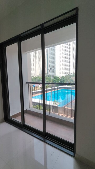 Room in 2 BHK Apartment at Runwal Eirene, Balkum Pada – for Rent