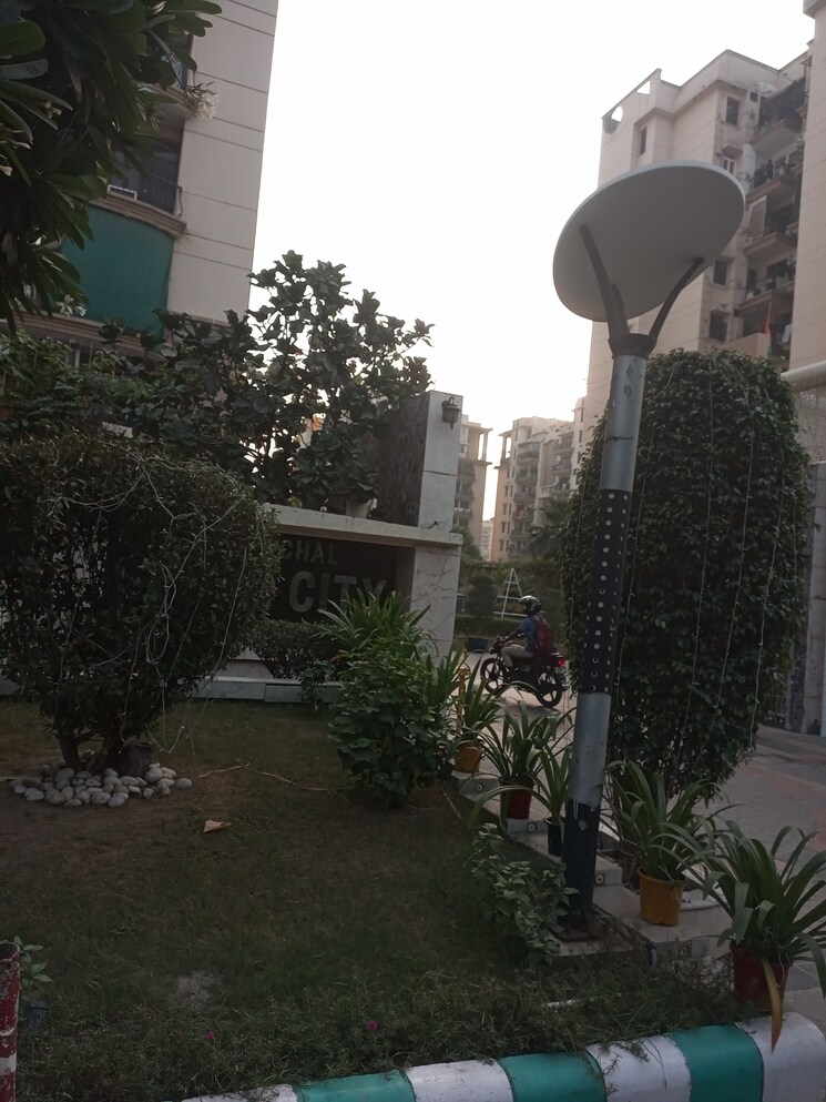  Parking, purvanchal-silver-city 2.5 Bedroom 1150 Sq.Ft. Apartment In Sector 93 Noida 7731345