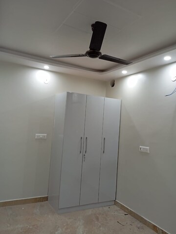 Furnished Amenities in 2.5 BHK Apartment at Paschim Vihar – for Sale