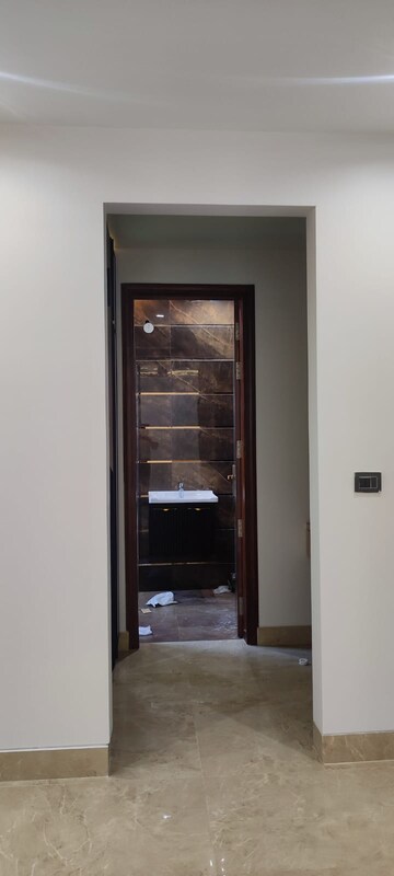 Furnished Amenities in 3 BHK Builder Floor at BPTP Parklands, Sector 76 – for Sale