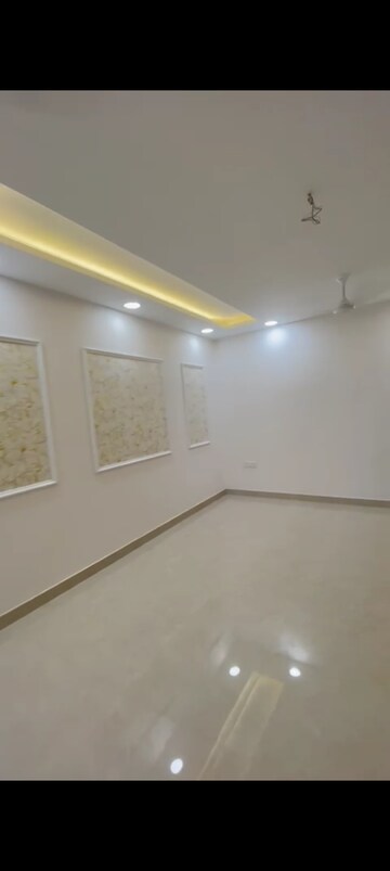 Room in 3 BHK Builder Floor at BPTP District, Sector 81 – for Sale